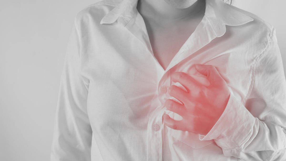 Chest Pain Due to Anxiety: The Symptoms and 4 Things to Do When It Happens