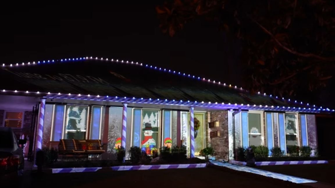 Raspberry Pi lights up a synchronized neighborhood holiday light show