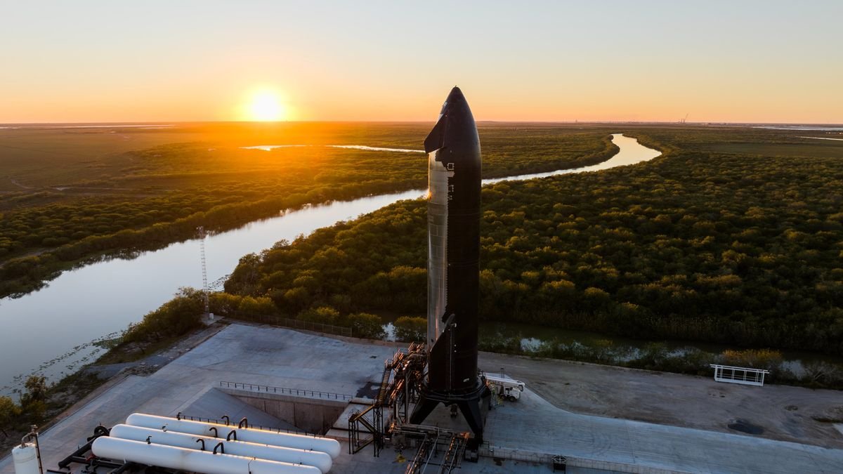 SpaceX rolls 7th Starship spacecraft out for testing ahead of next launch (photos)