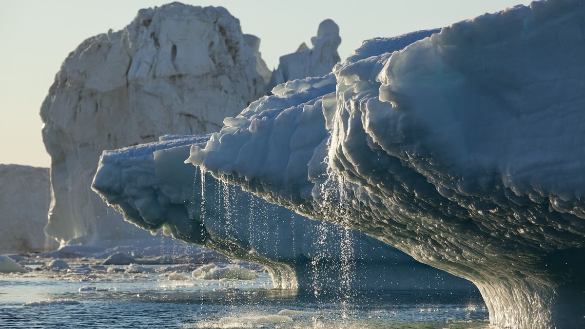 Watch Greenland lose 563 cubic miles of ice in under 30 seconds in disturbing new time-lapse video