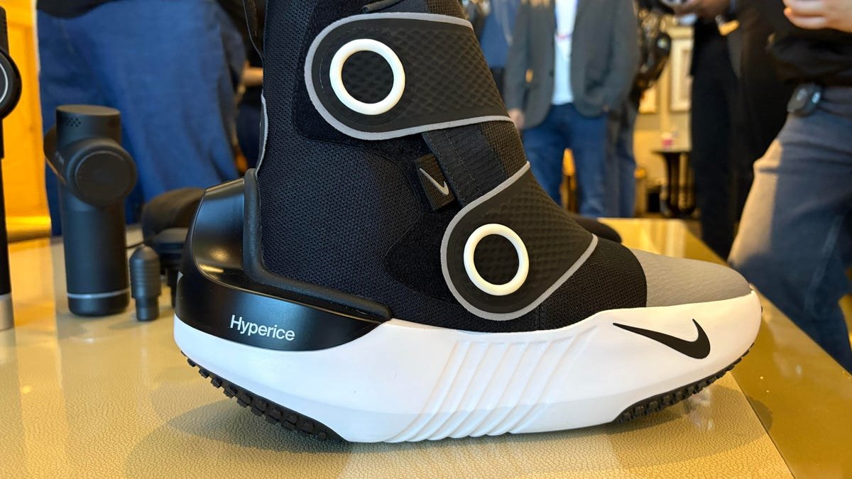 We Tried On Nike Shoes That Look Like Boats and Squeeze and Heat Your Strained, Weary Feet